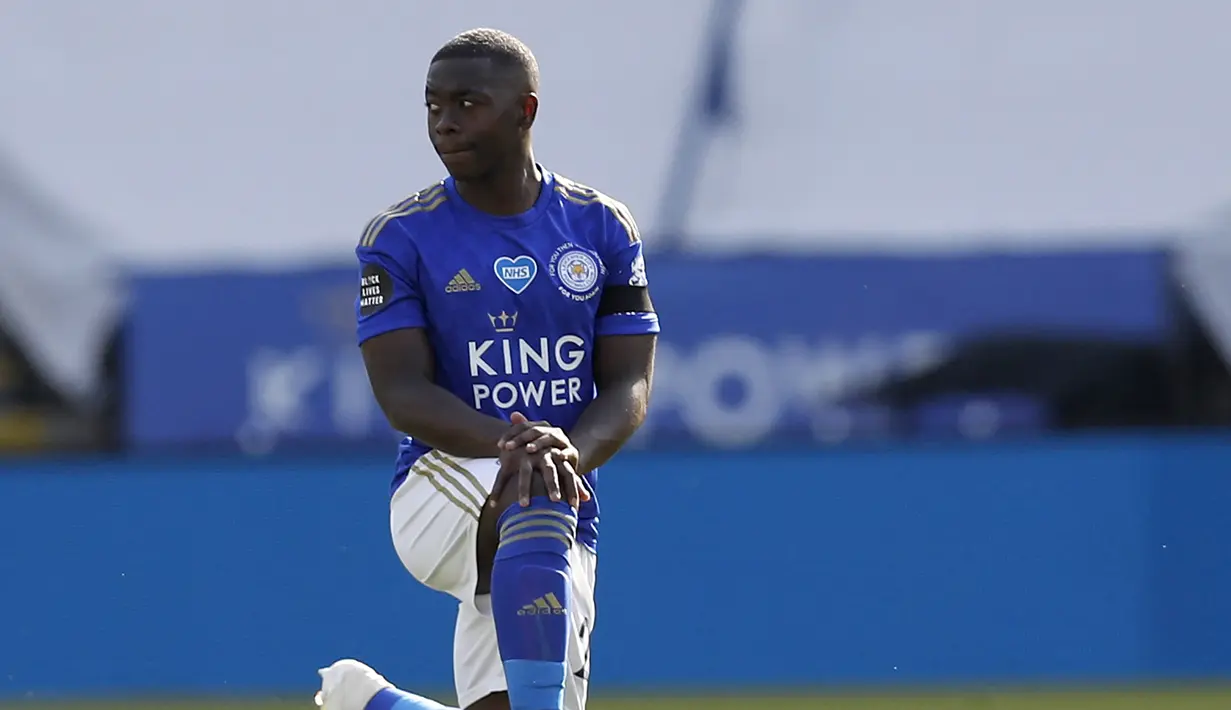 Nampalys Mendy. Gelandang Senegal berusia 30 tahun yang sejak awal musim 2016/2017 membela Leicester City usai didatangkan dari OGC Nice ini tercatat telah meraih 1 gelar bersama The Foxes. Gelar tersebut adalah trofi Piala FA musim 2020/2021. Bersama Leicester City hingga kini ia telah tampil dalam 94 laga di semua ajang dengan torehan 1 assist. (AFP/Pool/Darren Staples)