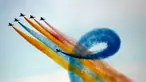 Frecce Tricolori (Tricolor Arrows), tim aerobatik Angkatan Udara Italia tampil pada hari pembukaan Dubai Airshow 2023 di Uni Emirat Arab, Senin (13/11/2023). (AP Photo/Kamran Jebreili)