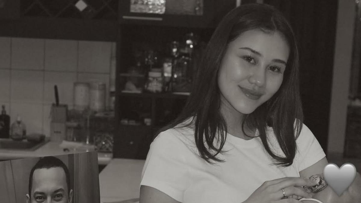 Tampilan Serba Putih Aaliyah Massaid Peringati Ulang Tahun Sang Ayah, Pamer Gaya Menggemaskan Baby Arash yang Kenakan Babysuit