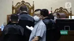 Terdakwa dugaan korupsi PT Asabri, Benny Tjokrosaputro (tengah) saat mengikuti sidang lanjutan di Pengadilan Negeri Jakarta Pusat, Selasa (11/1/2022). Benny Tjokrosaputro merupakan terdakwa dugaan korupsi PT Asabri dengan kerugian negara sebesar Rp 22,788 triliun. (Liputan6.com/Helmi Fithriansyah)