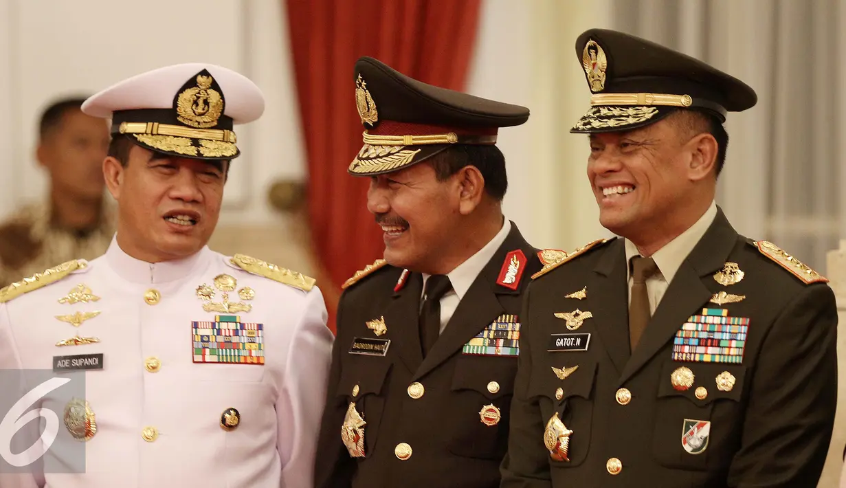 (ki-ka) Laksamana TNI Ade Supandi bersama Kapolri Badrodin Haiti dan Panglima TNI Jendral Gatot Nurmantyo saat menghadiri pelantikan Kepala BNPT dan Kepala Badan Keamanan Laut (Bakamla) di Istana Negara, Jakarta, Rabu (16/3). (Liputan6.com/Faizal Fanani)