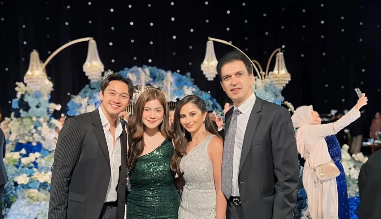 Manoj Punjabi hadir mengenakan setelan jas dan celana panjang formal berwarna abu-abu. [Foto: Instagram/manojpunjabimd]