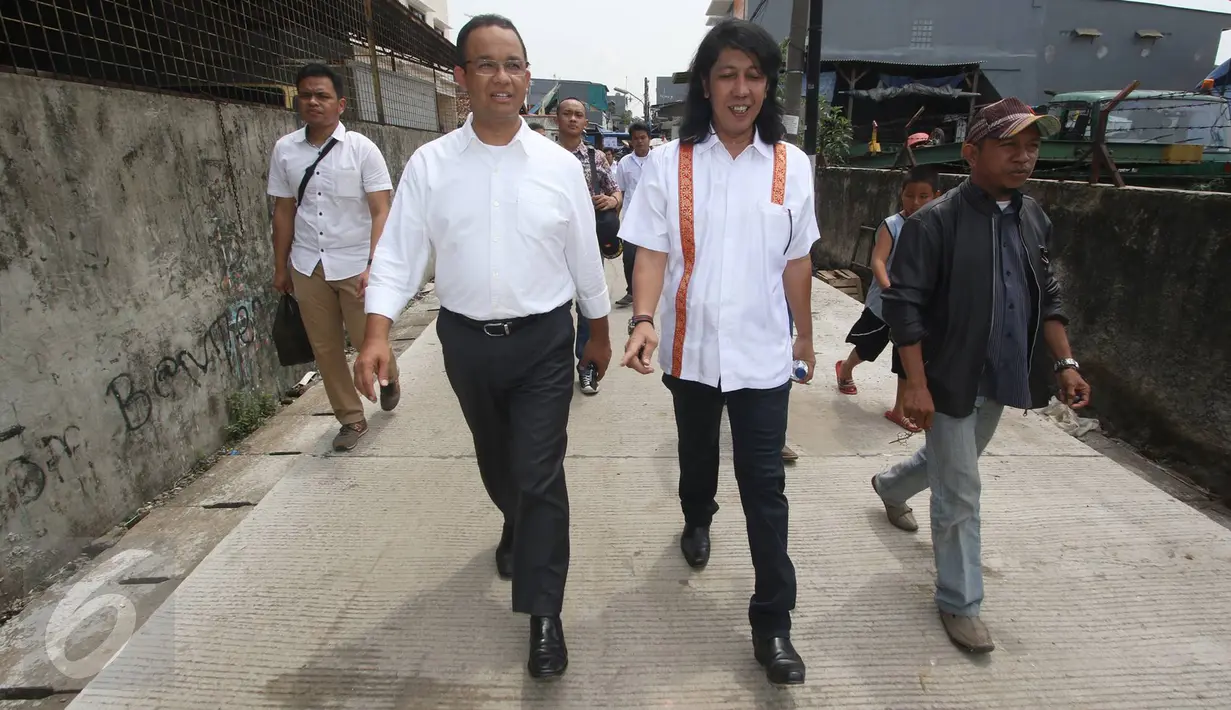 Cagub DKI Jakarta Anies Baswedan saat akan menuju Pasar Bambu Kuning, Sunter Agung, Jakarta Utara, Senin (31/10). Di sana, Anies melakukan tanya jawab tentang program jika terpilih menjadi orang nomor satu Jakarta. (Liputan6.com/Immanuel Antonius) 