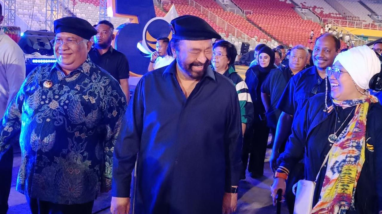Ketua umum partai NasDem, Surya Paloh memantau langsung proses gladi bersih menyambut acara Apel Siaga Perubahan di Stadion Utama Gelora Bung Karno (GBK), Senayan, Jakarta, Sabtu (15/6) malam.