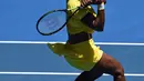 Petenis putri Amerika Serikat, Serena Williams mengembalikan bola pukulan petenis asal Taiwan Hsieh Su-Wei pada turnamen Australia Terbuka di Melbourne, Australia, (20/1/2016). (AFP PHOTO/PETER PARKS)
