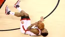 Pemain Raptors, Kyle Lowry #7 terjatuh saat berebut bola dengan para pemain Cleveland Cavaliers pada final Wilayah Timur NBA Playoffs 2016 di Air Canada Centrer, Selasa (24/5/2016), Toronto, Ontario, Canada. (Tom Szczerbowski/Getty Images/AFP)