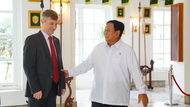 Menteri Pertahanan (Menhan) Prabowo Subianto menerima kunjungan kehormatan Duta Besar Ukraina untuk Indonesia Vasyl Hamianin di Kantor Kementerian Pertahanan Jakarta.