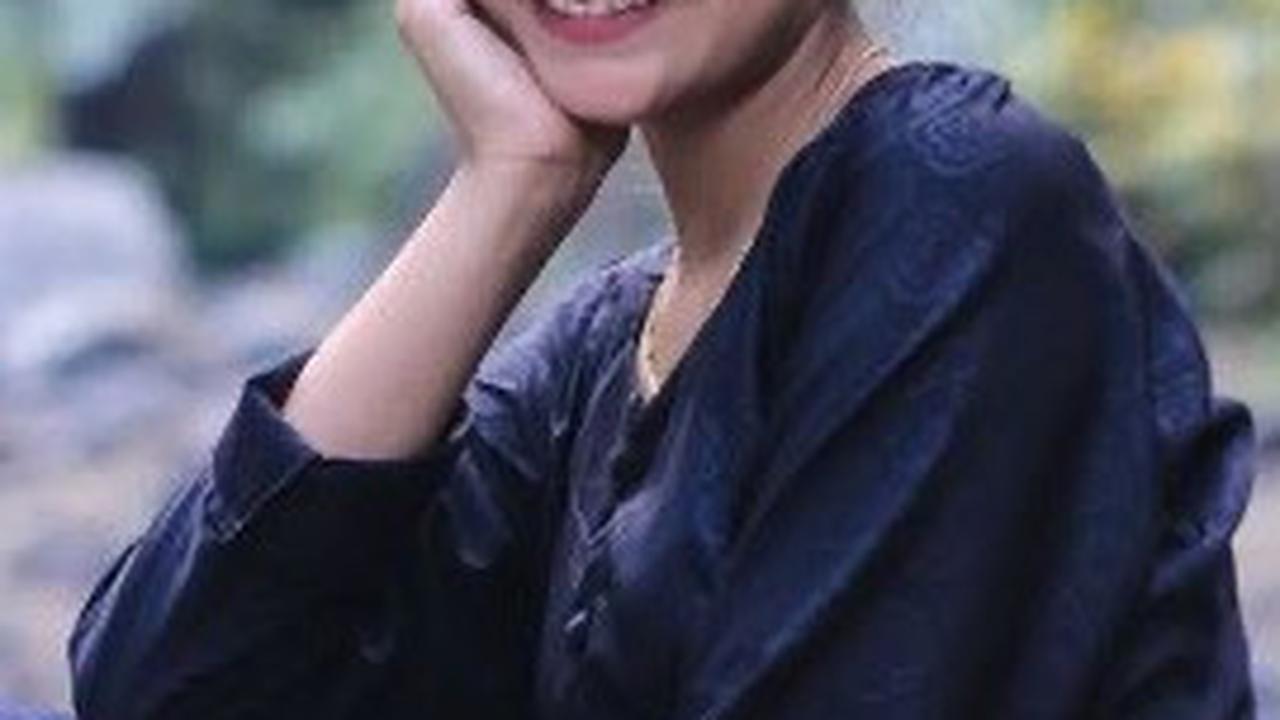 Rumsyah viral lantaran memiliki paras yang cantik natural. Tanpa polesan make up atau serentetan skincare mahal, wajahnya tampak mulus dan sehat secara alami.
