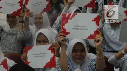 Keceriaan pelajar SMA saat pelatihan 1000 juru bicara Pancasila di Aula Universitas Terbuka, Pondok Cabe, Tangsel, Kamis (16/8). Aksi ini diikuti lebih dari 2000 ribu murid SMA dari wilayah Jakarta, Tangsel dan Depok. (Merdeka.com/Arie Basuki)