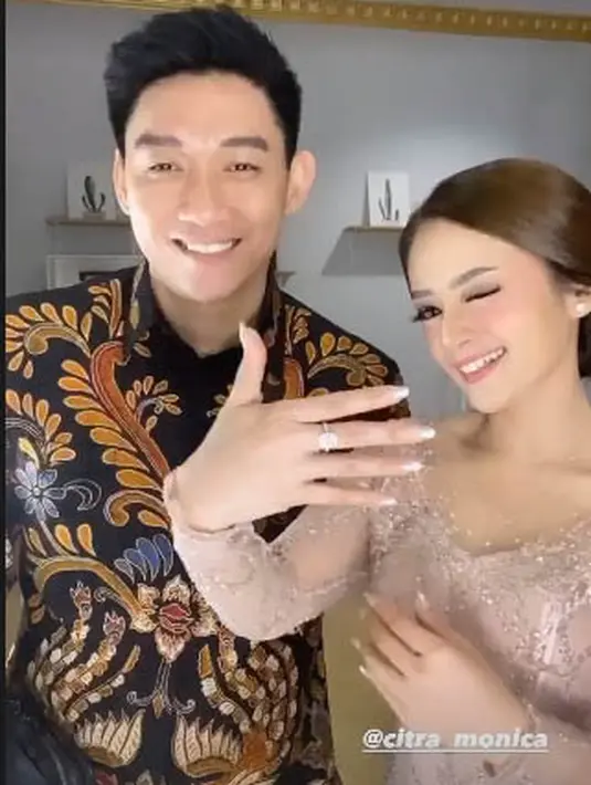 Dalam prosesi lamaran tersebut, Ifan mengutarakan niat baiknya untuk melamar Citra. Pastinya di hadapan keluarga sang kekasih. Namun sayangnya hanya dilakukan lewat sambungan video call karena keluarga Citra yang tidak bisa hadir. (Instagram/ifanseventeen)