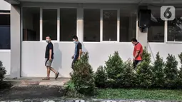 Pasien COVID-19 berjalan saat menjalani isolasi di Kantor Unit Pelayanan Angkutan Sekolah Dinas Perhubungan DKI Jakarta, Selasa (6/7/2021). Ruang karantina di Kantor UPAS mampu menampung hingga 50 orang. (merdeka.com/Iqbal S. Nugroho)