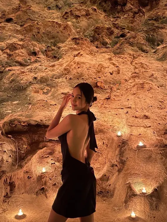 Tak ketinggakan, aksi pamer punggung juga terlihat. Desain dress dengan potongan punggung rendah terlihat begitu memesona.