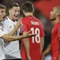 Pemain Jerman, Julian Draxler (2kiri) dan Thomas Mueller, (kiri) merayakan gol saat melawan Norwegia pada laga grup C kualifikasi Piala Dunia 2018 di Mercedes-Benz Arena, Stuttgart, (4/9/2017). Jerman menang 6-0. (AP/Matthias Schrader)