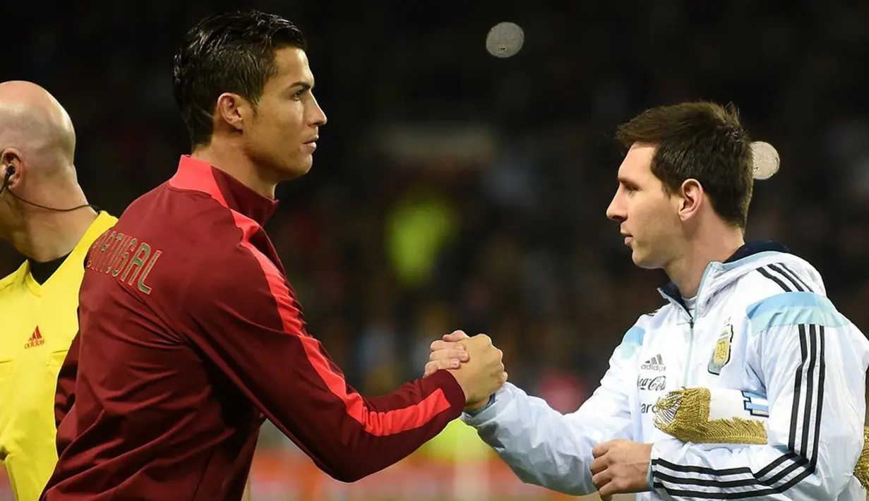Ronaldo dengan Portugal bersaing dengan Messi di Argentina. Keduanya sama-sama menjabat kapten tim nasional. Meski rival keduanya tetap menjunjung tinggi sportivitas saat bertanding. (AFP/Paul Ellis)