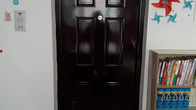 Pintu kamar asrama di 'Pusat pelatihan vokasional Hotan' di Hotan County, Prefektur Hotan, Xinjiang (Rizki Akbar Hasan / Liputan6.com)