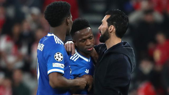 Pemain Real Madrid Vinicius Junior merayakan gol pembuka bersama pelatih Real Madrid Alvaro Arbeloa