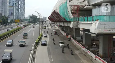 Kendaraan melintasi jalan tol dalam kota dan Jalan Gatot Soebroto, Jakarta, Selasa (21/4/2020). Adanya penerapan Pembatasan Sosial Berskala Besar (PSBB) membuat volume arus lalu lintas Ibu Kota relatif berkurang, meskipun masih ditemukan kemacetan di sejumlah titik. (Liputan6.com/Immanuel Antonius)