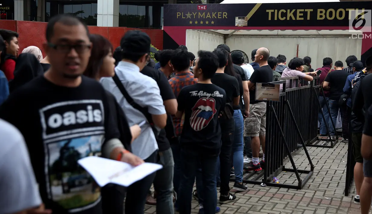 Penonton mengantre tiket masuk konser Liam Gallagher di Ecovention Ancol, Jakarta Utara, Minggu (14/1). Liam Gallagher sendiri sudah berada di Jakarta sejak Sabtu (13/1/). (Liputan6.com/JohanTallo)