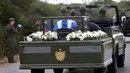 Mobil yang membawa abu Fidel Castro telah sampai di Cardenas, Kuba, Rabu (30/11). Fidel Castro akan dimakamkan di Santiago, yang merupakan tempat lahirnya Revolusi Kuba tahun 1959. (REUTERS)