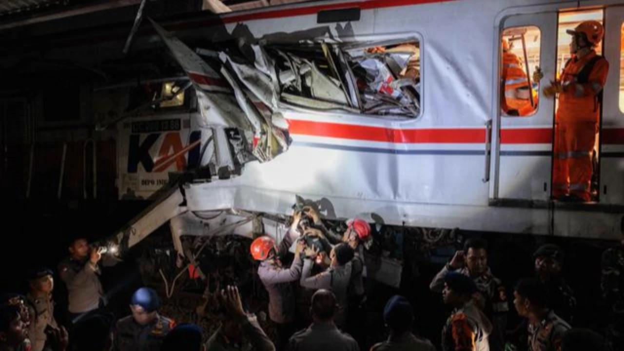Kenapa Basarnas Tak Langsung Tarik Lokomotif KA Argo Bromo Anggrek yang Menembus Gerbong KRL? Ini Penyebabnya