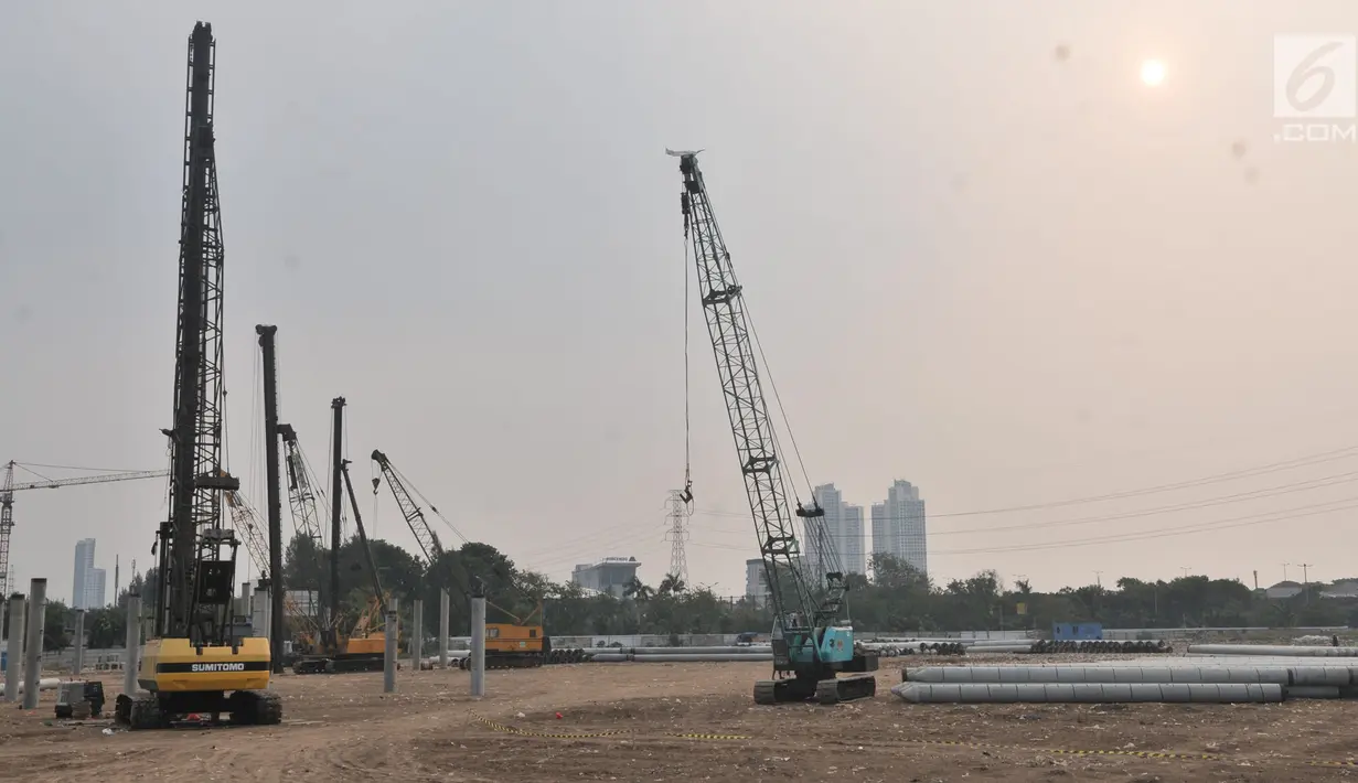 Sejumlah alat berat terlihat di area proyek pembangunan Stadion BMW, Jakarta, Rabu (10/7/2019). Di tengah kasus sengketa lahan dengan PT Buana Permata Hijau, PT Jakarta Propertindo (Jakpro) tetap melanjutkan pembangunan Stadion BMW. (merdeka.com/Iqbal S. Nugroho)
