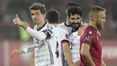 Pada menit ke-50 Jerman kembali menjauh dengan keunggulan 3-0. Gol ketiga dicetak kembali oleh Ilkay Gundogan (kedua dari kanan) usai memanfaatkan umpan pendek Thomas Mueller. (AP/Pavel Golovkin)