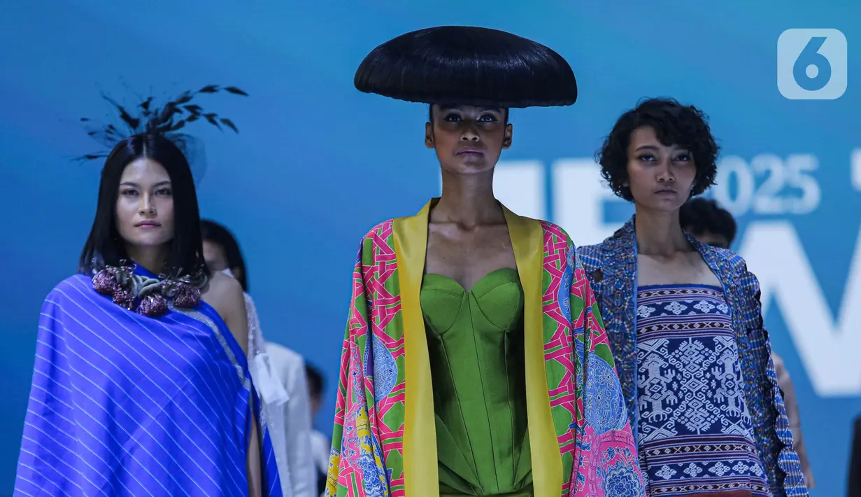 Model memeragakan busana dalam pembukaan Jakarta Fashion Week (JFW) 2025 di Pondok Indah Mall 3, Jakarta, Senin (21/10/2024). (Liputan6.com/Angga Yuniar)