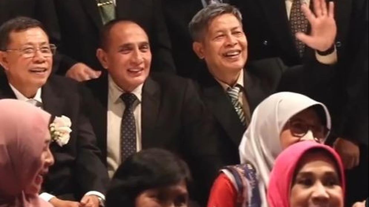 Di akhir tulisannya, Edy tak lupa juga memberikan doa untuk kedua mempelai yang berbahagia.