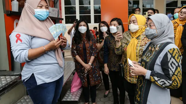 Menteri Ketenagakerjaan Ida Fauziyah menyaksikan langsung para pekerja mengambil BSU dari mesin BNI Layanan Gerak (BLG) di KUD Tani Bahagia Mojokerto, Jawa Timur, Jumat (30/9/2022).