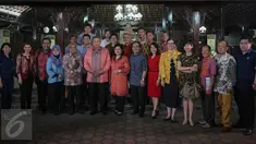 Mantan Presiden RI Susilo Bambang Yudhoyono (SBY) berfoto bersama para pimimpin media usai acara silaturahmi di Puri Cikeas, Bogor, Kamis (27/8/2015). Dalam acara itu, SBY membahas mengenai perekonomian Indonesia saat ini. (Liputan6.com/Faizal Fanani)