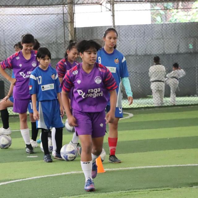 Asosiasi Sepak Bola Wanita Indonesia (ASBWI) berharap sepak bola putri Tanah Air lebih diperhatikan oleh PSSI setelah menggelar coaching clinic.