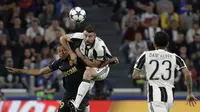 Striker AS Monaco Kylian Mbappe (kiri) berebut bola dengan bek Juventus Andrea Barzagli pada leg kedua semifinal Liga Champions di Juventus Stadium, Rabu (10/5/2017) dinihari WIB. (AP Photo/Luca Bruno)