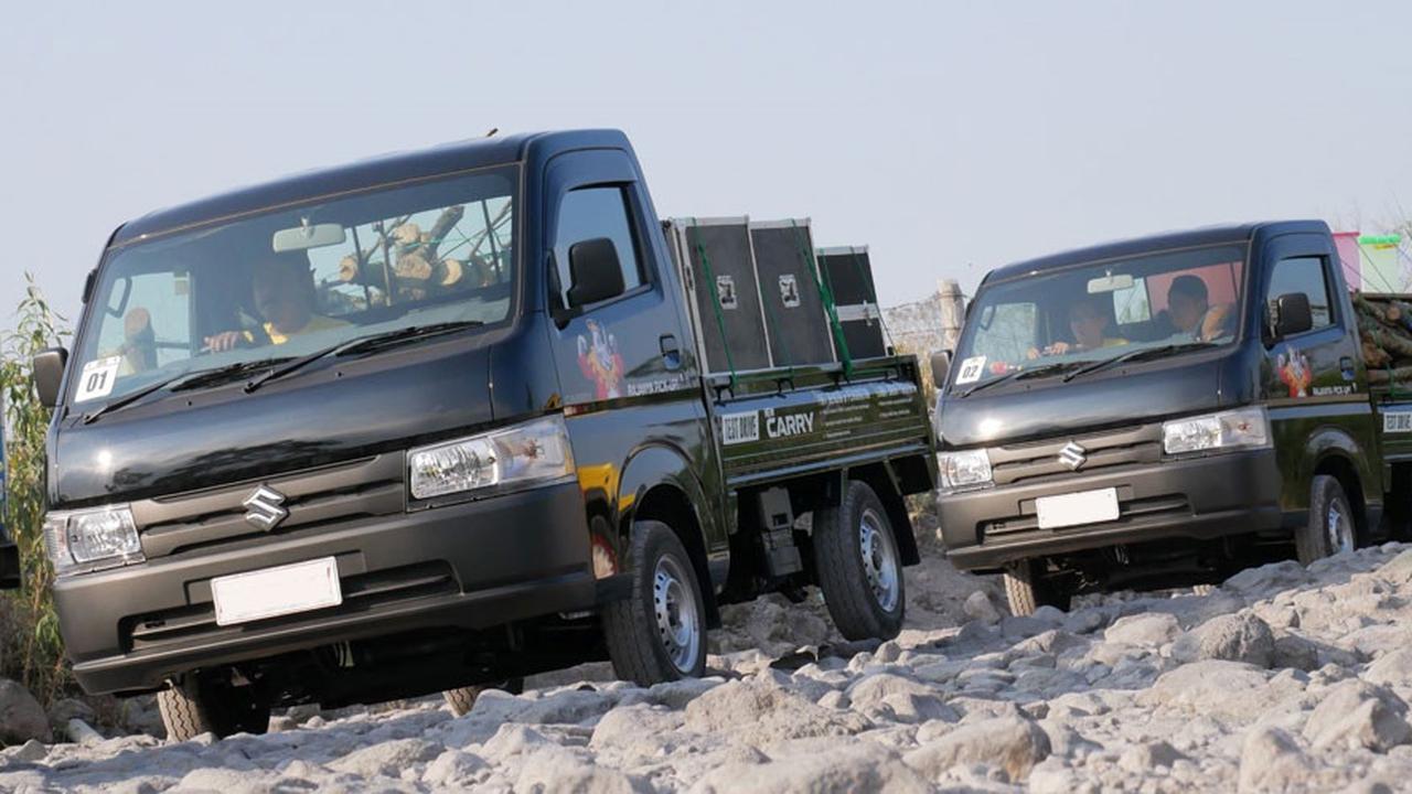 Mobil pick up membawa muatan melewati medan berat (Suzuki)
