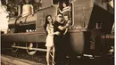 Sheila Marcia dan Kiki Mirano berpose di locomotif kereta uap peninggalan jaman Belanda bersama dengan kedua anaknya.  (Bintang.com/twitter)