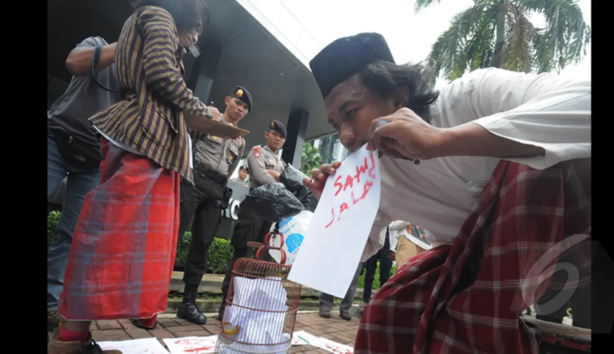 Komunitas kesenian gerbong bawah tanah yang berasal dari Bandung menyampaikan pesan akan kisruh KPK Vs Polri untuk segera bersatu dan masyarakat tidak terprovokasi, Jakarta, Senin (26/1/2014). (Liputan6.com/Herman Zakharia)