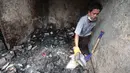 Warga mengais sisa barang yang masih bisa diselamatkan dari puing rumah yang terbakar di Jalan Kramat Pulo Dalam, Senen, Jakarta Pusat, Jumat (9/10/2026). (KLY/Budy Santoso)