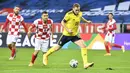 Striker Swedia, Dejan Kulusevski, menguasai bola dalam laga UEFA Nations League Grup 3 melawan Kroasia di Friends Arena, Solna, Swedia, Minggu (15/11/2020) dini hari WIB. Swedia menekuk Kroasia 2-1. (AFP/Henrik Montgomery/TT News Agency)