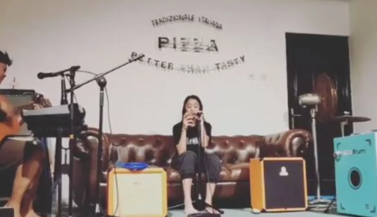 Aishameglio mulai percaya diri untuk pamer suara indahnya. Beberapa momen Aishameglio menunjukkan kelebihannya dengan bernyanyi. Momen Aishameglio memegang mic ini banjir pujian karena gayanya disebut mirip Duta. (Liputan6.com/IG/kenwesti)