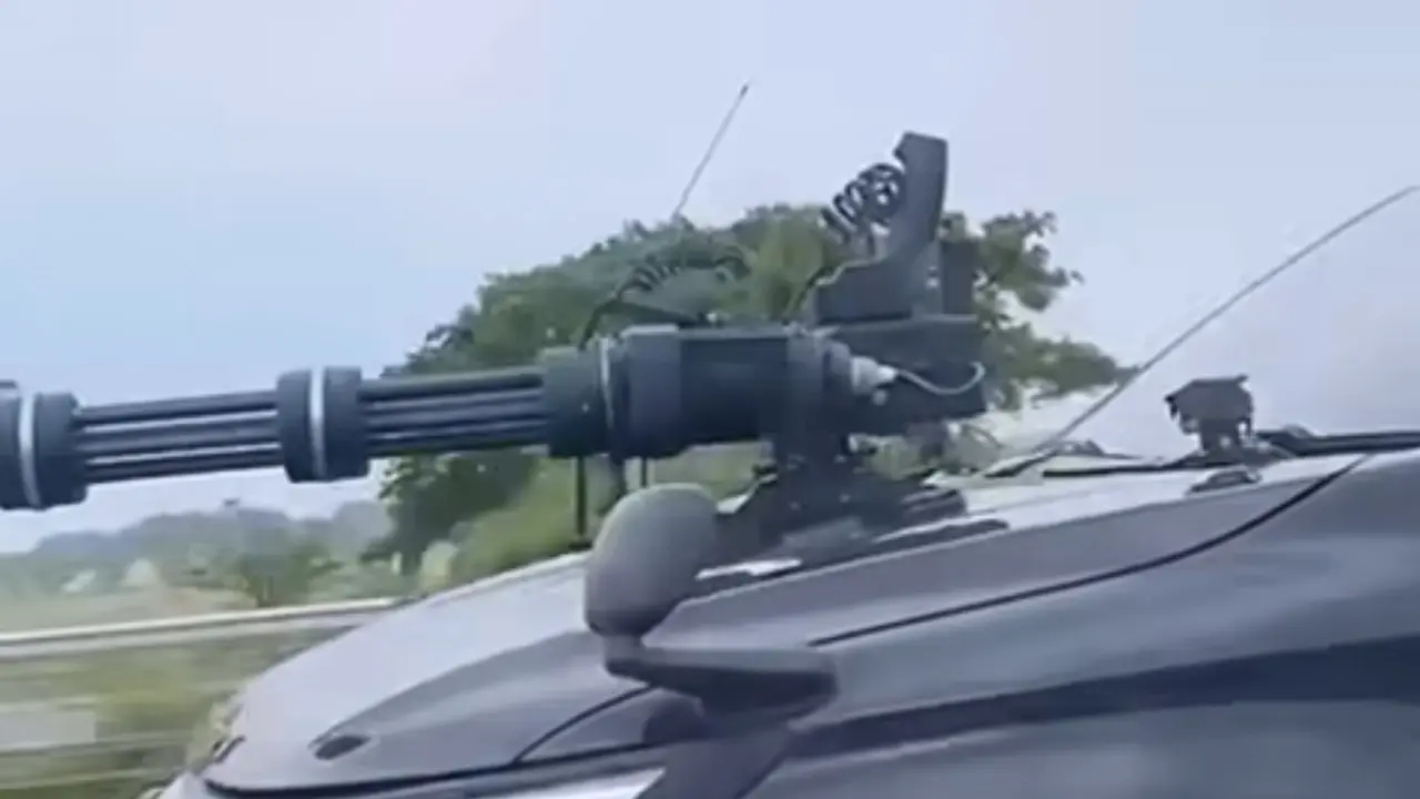 Viral Pajero Sport berkelir hitam dilengkapi gatling gun atau senjata mesin berat mengaspal di jalan tol. (Tangkapan layar)
