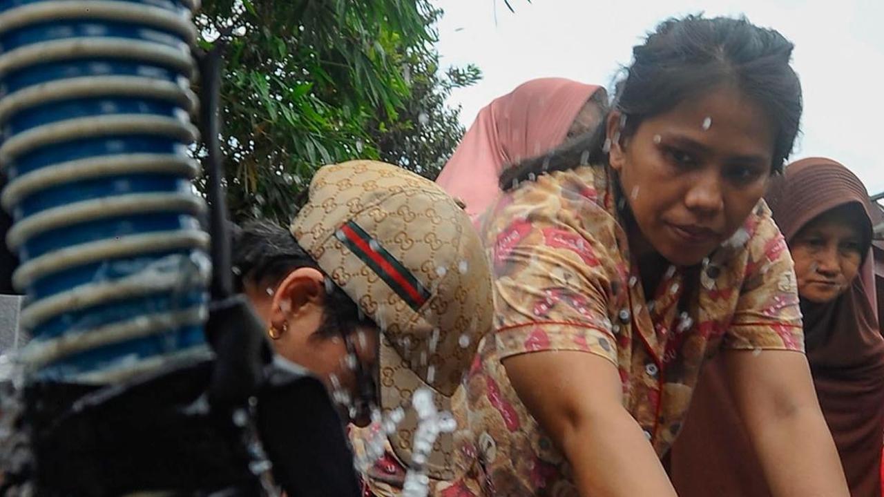 Sudah hampir dua pekan, PMI Kota Depok setiap harinya mendistribusikan 10 ribu hingga 15 ribu liter air bersih untuk warga yang kesulitan air.