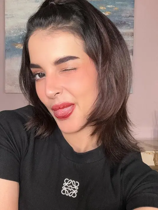 Kali ini, ia pun terlihat mengenakan softlens warna hitam dengan diameter yang cukup besar. Membuat matanya terlihat lebih besar dan imut.