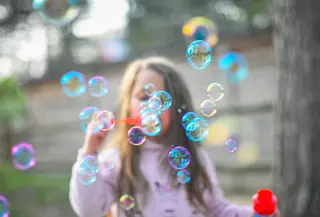 Pastikan metode bermain disesuaikan dengan tahap perkembangan anak. Permainan sederhana yang dapatmelatih kesabaran ketika mencoba lagi (Foto: Giu Vicente/Unsplash)