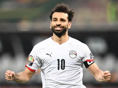 Mohamed Salah berhasil menjadi penentu kemenangan Mesir saat menumbangkan Pantai Gading di babak 16 besar Piala Afrika 2021 yang berlangsung di Stade Omnisport de Douala, Rabu (26/1/2022) malam WIB. (AFP/Charly Triballeau)