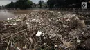 Penampakan tumpukan sampah yang menggunung di Jembatan Jalan KH Abdullah Syafei, Jakarta, Selasa (6/2). Beberapa petugas terpaksa lembur untuk mengangkut sampah dari sungai. (Liputan6.com/Arya Manggala)