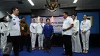 Kepala BNN, Budi Waseso (ketiga kanan) berbincang dengan pendiri YPI Mooryati Soedibyo (tengah) usai memberikan pembekalan anti narkotika kepada finalis Puteri Indonesia 2017 di Jakarta,  Senin (27/3). (Liputan6.com/Helmi Fithriansyah)