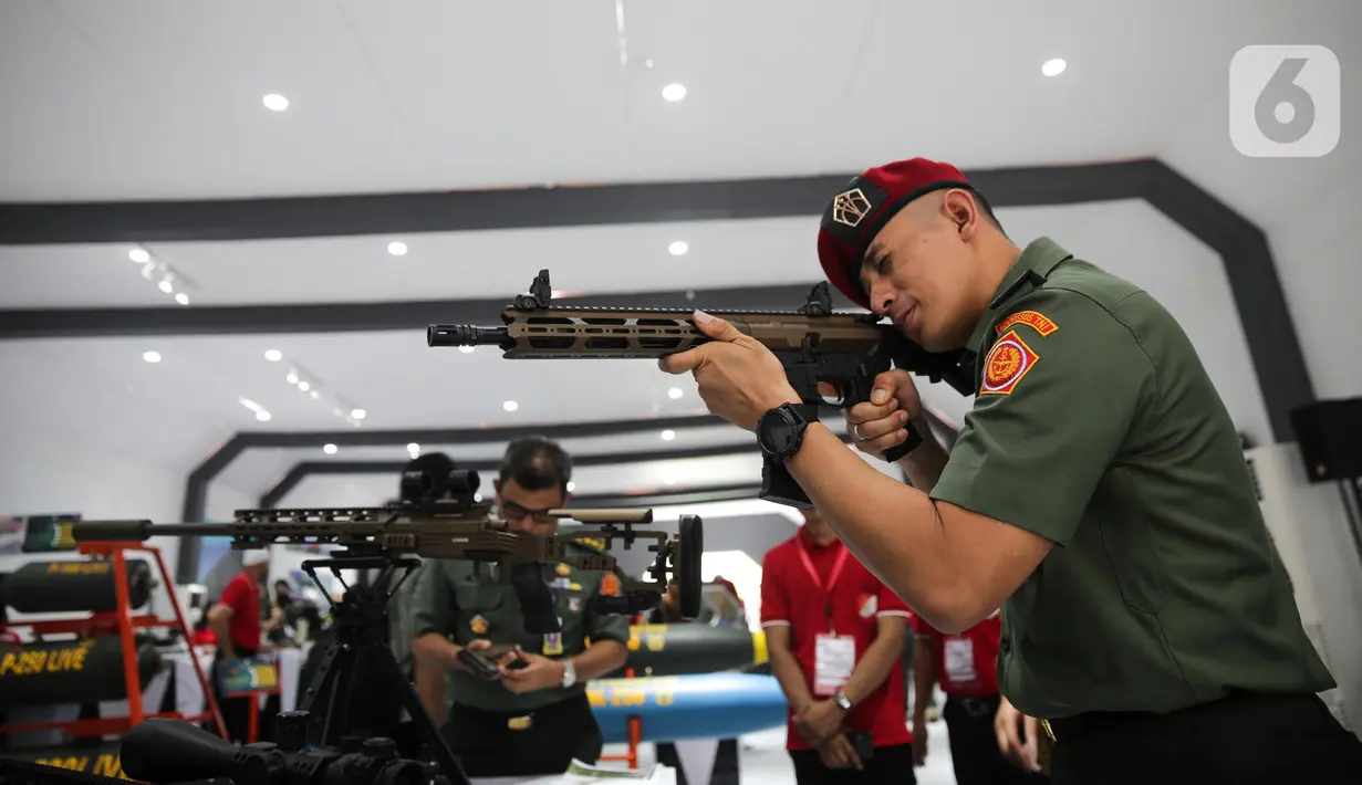 Anggota TNI melihat persenjataan pada pameran Alat Utama Sistem Persenjataan (Alutsista) TNI di halaman Kementerian Pertahanan, Jakarta Pusat, Selasa (3/12/2019). Pameran Alutsista TNI tersebut kerjasama Kemenhan RI bersama Persatuan Industri Pertahanan Nasional (Pihantanas). (Liputan6.com/Faizal Fa