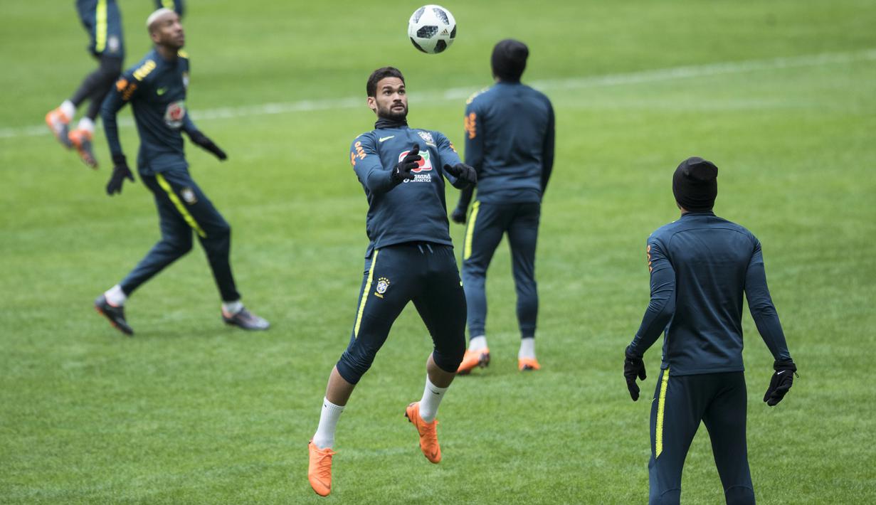 Aksi pemain Brasil saat berlatih sundulan di Stadion Olimpiyskiy Luzhniki, Moskva, Rusia, (22/3/2018). Brasil akan melawan Rusia pada laga uji coba 23 Maret. (AP/Pavel Golovkin)