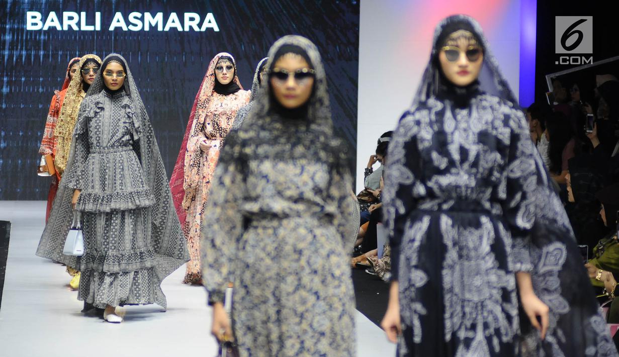 Model mengenakan busana rancangan Barli Asmara menampilkan 8 busana saat Muslim Fashion Festival (MUFFEST) 2019 di JCC, Jakarta, Jumat (3/5/2019). MUFFEST 2019 melalui Bekraf membuat Indonesia Trend Forecasting 2019/2020 dengan tema "Sigularity" sebagai acuan. (Liputan6.com/Herman Zakharia)