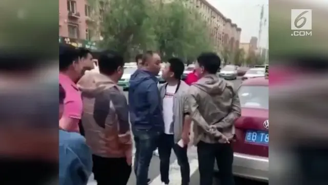 Seorang lelaki mencium lelaki lawannya saat bertengkar di sebuah jalan di China utara.