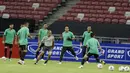 Asisten pelatih Timnas Indonesia, Kurniawan Dwi Julianto, mengejar bola saat latihan jelang laga Piala AFF 2018 di Stadion Nasional, Singapura, Kamis (8/11). Singapura akan melawan Timnas Indonesia. (Bola.com/M. Iqbal Ichsan)
